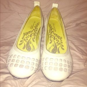 JUMP for the people ivory off white flats unique 7